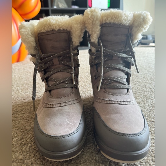 Sorel Leather Waterproof Snow Boots - size 8.5 - Picture 3 of 8
